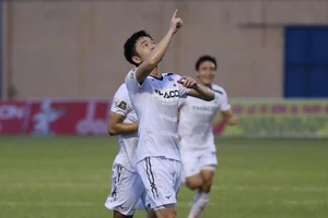 Xuân Trường 'in dấu giày' trong chiến thắng của HAGL