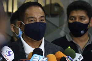 Thái Lan quyết đưa HLV Nishino và 80 cầu thủ ngoại nhập cảnh