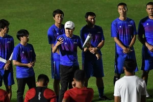 Ngày đầu HLV Shin Tae-yong tập 'vừa xay lúa, vừa bồng em'