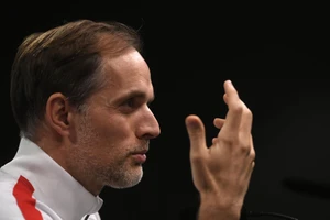 Vì sao Tuchel phải mang ống bảo vệ chân để chỉ đạo?