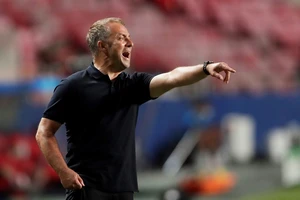 Flick, 10 tháng từ HLV tạm quyền và cú ăn ba