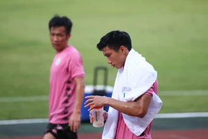 Từ Heerenveen về Văn Hậu đá trung vệ thay Đình Trọng