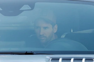Messi được kiểm tra y tế tại nhà rồi đến sân tập