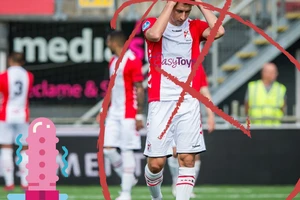 CLB Hà Lan cãi lại việc bị cấm quảng cáo dụng cụ phòng the