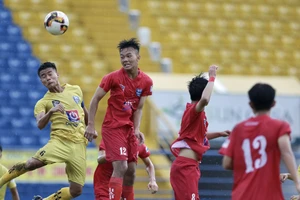 Đương kim vô địch thắng nhưng thiếu HLV Văn Quyến