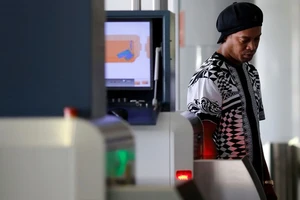 Ra tù, Ronaldinho lại dính COVID-19