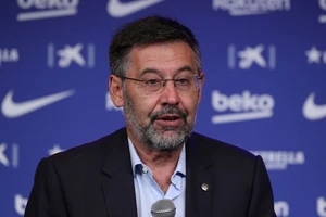 Messi nắm mấy chân ghế của Bartomeu?