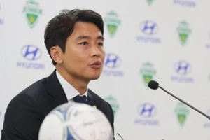 Lee Dong-gook: Treo giày tuổi 41 không phải do sức yếu