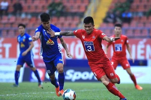 Nam Định vượt ải giờ chót đẩy Quảng Nam rớt hạng V-League