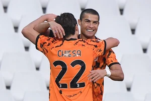 Ronaldo trở lại lập cú đúp giải cứu Juventus