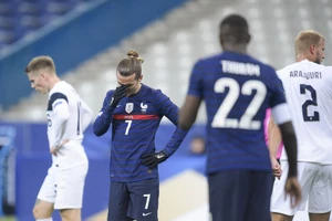 Pháp thua ê chề ngày con trai huyền thoại chào sân