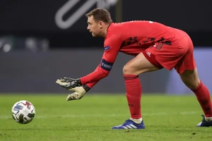 Neuer tả tơi ngày vượt mặt huyền thoại