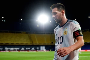 Khi những ‘ông già’ gánh team, cầu thủ trẻ có xấu hổ?