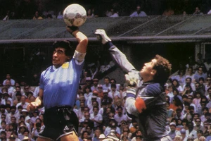 2 cựu HLV Thái Lan ‘á khẩu’ vì Maradona dùng tay chơi bóng