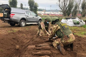 Hoảng hồn phát hiện 20 quả bom trên sân bóng