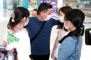 Chùm ảnh Kiatisak lên máy bay sang Việt Nam