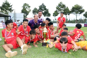 Thầy trò Huynh Kesley bảo vệ thành công ngôi vô địch