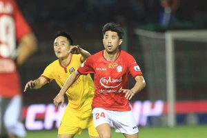 Bầu Đức đến sân Thống Nhất xem Lee Nguyễn