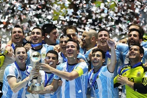 Bất chấp dịch bệnh, nhà vô địch thế giới vẫn... chạy show