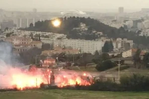 Ligue 1 hoãn trận vì hàng trăm fan tấn công sân tập