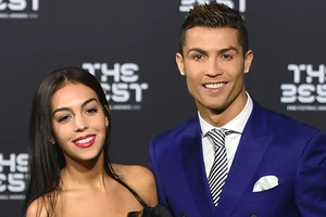 Bạn gái Ronaldo du lịch vùng cấm lại ‘live stream’