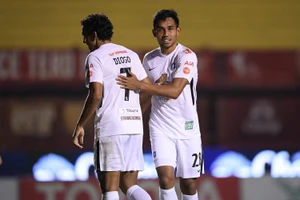 Dangda lần đầu làm học trò của HLV Dusit đã... 'nhả đạn'