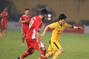 ‘Nhốt chiến thuật’ Công Phượng, Kiatisak ‘xé nát’ nhà vô địch