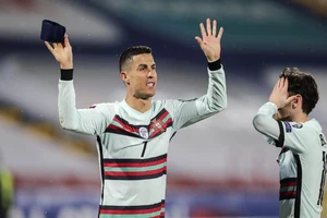 Ronaldo ném băng 'C' vì trọng tài từ chối 3 điểm của Bồ
