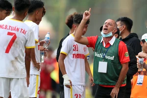 Thầy Giôm lên ngôi đầu bảng C