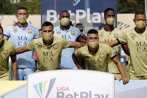 Xin hoãn trận quá muộn, 7 cầu thủ chọi 11 và cái kết