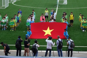 Những con người thầm lặng ‘xây móng’ cho bóng đá