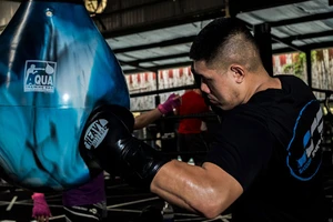 Eric Pen cầm cờ SEA Games 31 và đang ép cân tại TP.HCM