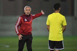 'Đột nhập' nơi tập của đối thủ muốn truất ngôi tuyển VN