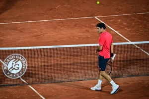 Vào vòng 4, nhưng 'quý ông' Federer định bỏ giải