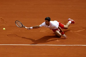 Djokovic 'lết' vào tứ kết