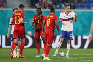 Gấu Nga bị 'săn' trên sân nhà