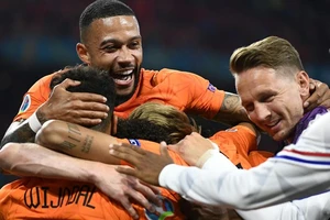 Hà Lan và Bỉ tiếp nối Ý vào vòng trong