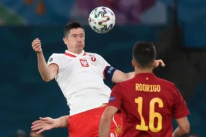 Lewandowski mừng như chiến thắng khi san bằng tỉ số