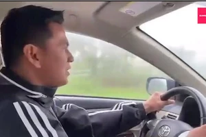 Kiatisak chạy 'tay lái nghịch' và hát nghêu ngao ở Gia Lai