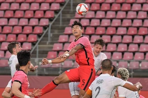 Đội bóng quê thầy Park thua sốc