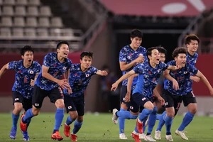 Hàn Quốc thua đậm, Nhật đi tiếp sau loạt ‘đấu súng’