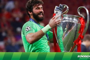 Liverpool 'cột' thủ môn Brazil 6 năm