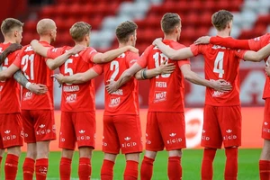 12 cầu thủ tổ chức ‘tiệc’ sex ngay trong sân bóng