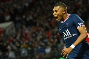 Real trả giá thêm: 180 triệu euro bán Mbappe không?!