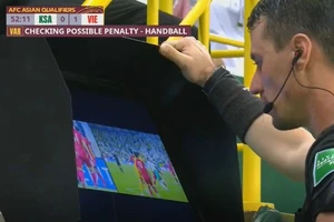 Trọng tài Tantashev bị 'ném đá' ra sao?