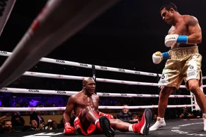 Holyfield bị sao MMA hạ K.O ngay hiệp 1