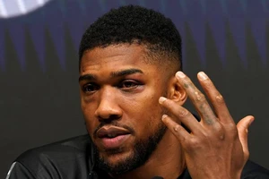 Hình ảnh Joshua “bầm mình” trước Osyk