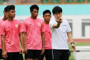 Bại tướng của thầy Park dẫn quân sang Thái đá Play off
