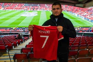 Khabib dự khán mà ông bạn Ronaldo không ghi bàn