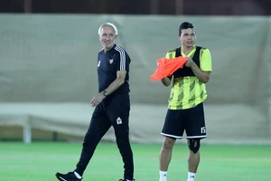 UAE tiến bộ, nhưng Marwijk cứ phải làm “vú em”